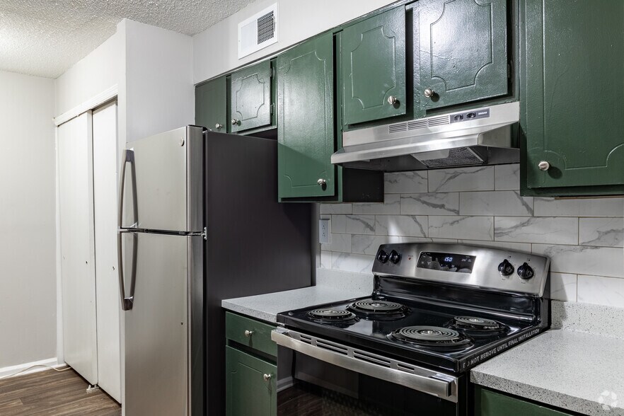 2BR, 1.5BA - 1000SF Kitchen - Moss Creek Apartments