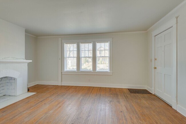Building Photo - Charming 3-Bedroom Gem in the Heart of Sylvan Park