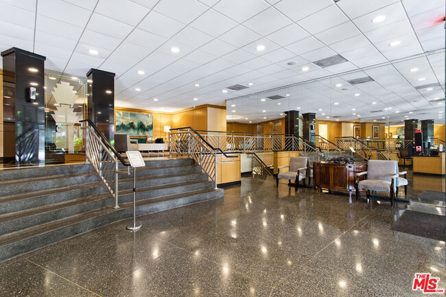 Building Photo - 100 S Doheny Dr