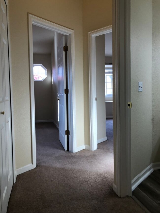 Building Photo - Bright and Open 3 Bed 3 Bath Townhome in Gated Peak View Villas