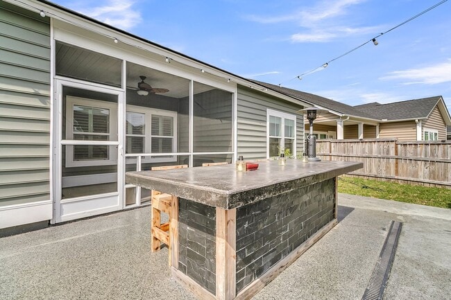 Building Photo - Beautiful Single Story Home Full of Upgrad...