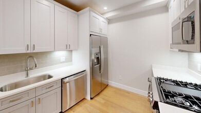 Building Photo - No Fee Luxury Apt w 2 full baths & XL room...