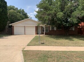 Building Photo - "Charming 3-Bed, 2-Bath Haven on 68th Street, Lubbock - Perfectly Cozy at 1088 Sq Ft!"