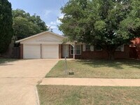 Building Photo - "Charming 3-Bed, 2-Bath Haven on 68th Street, Lubbock - Perfectly Cozy at 1088 Sq Ft!"