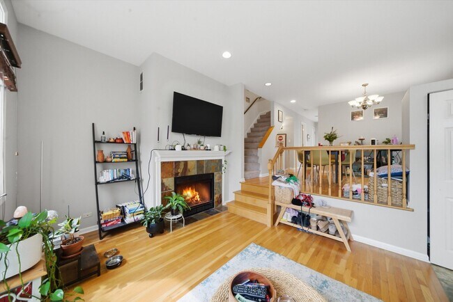 Building Photo - 1248 W Fletcher St