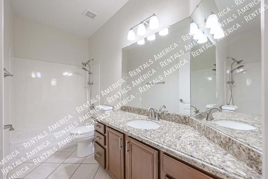 Building Photo - 10232 E Meadow Hill Dr