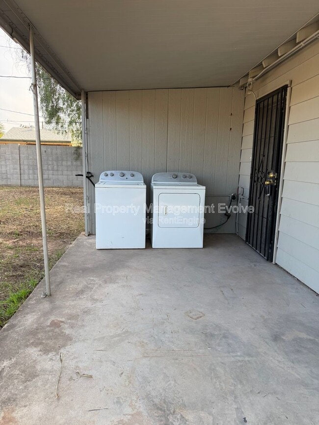 Building Photo - 3422 E Taylor St