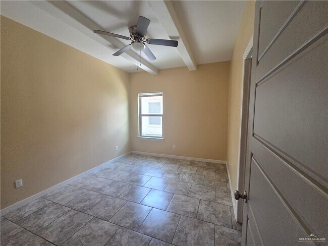 Building Photo - 2010 Garden Ridge Dr