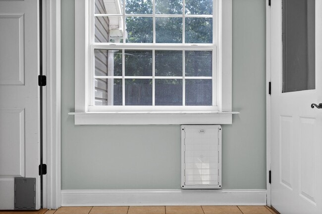 Building Photo - MOVE IN SPECIAL! 1/2 off first months rent. 4 bedroom 2.5 bath house with lawncare, internet and ...