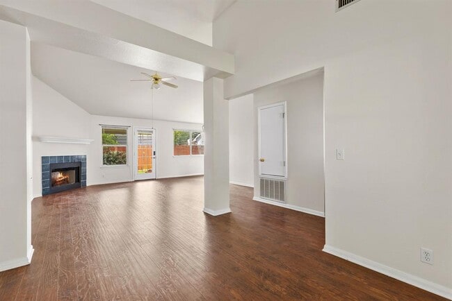 Building Photo - 106 Wisteria Dr