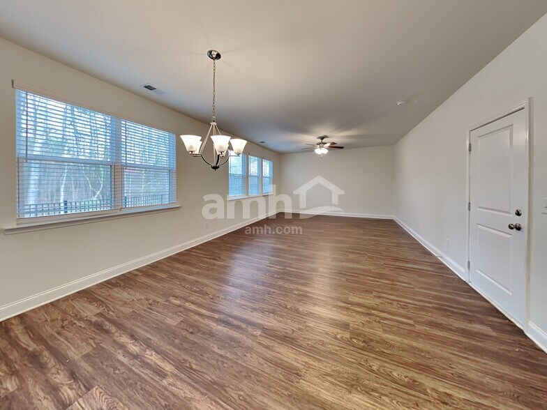 Building Photo - 574 Pointe Dr