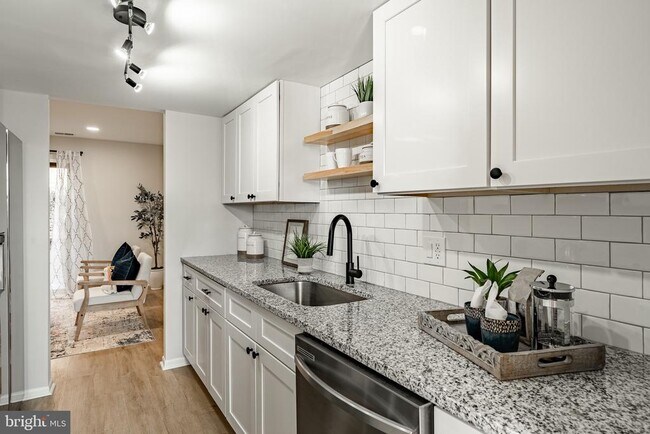 Building Photo - 233 Holly Dr