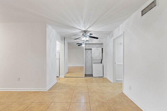 Building Photo - 711 Holiday Dr