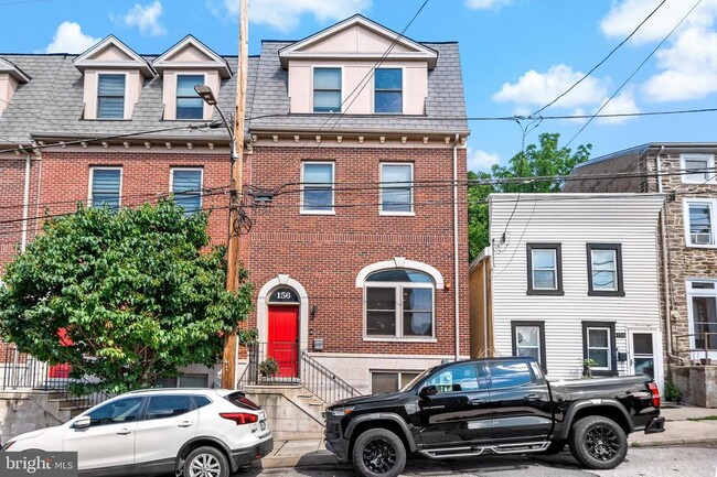 Primary Photo - 156 Carson St