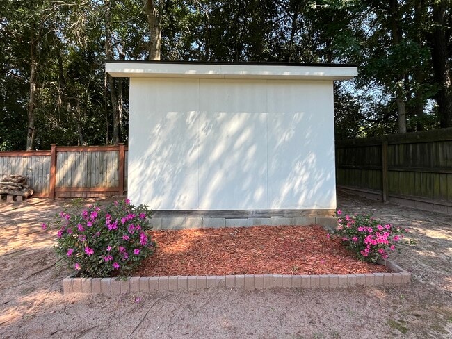 Building Photo - 107 Vanessa Dr