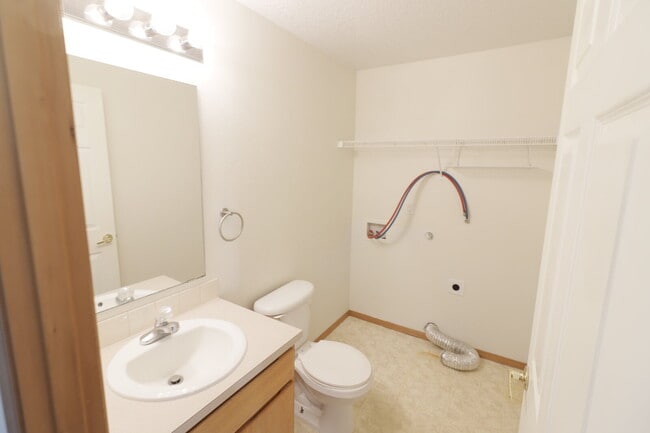 Building Photo - 3 Bedroom 2.5 Bathroom  Townhome