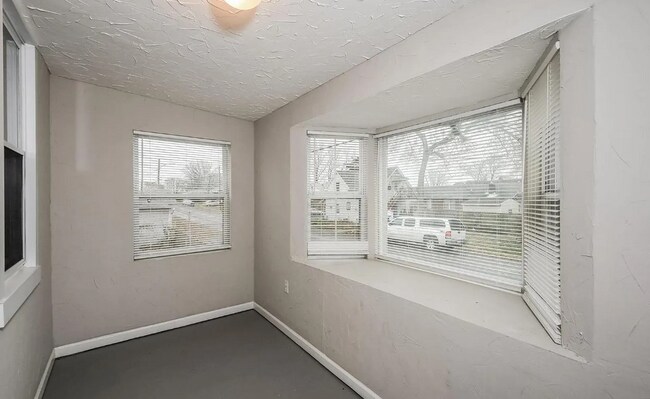 Bonus Room - 3701 Viking Ave