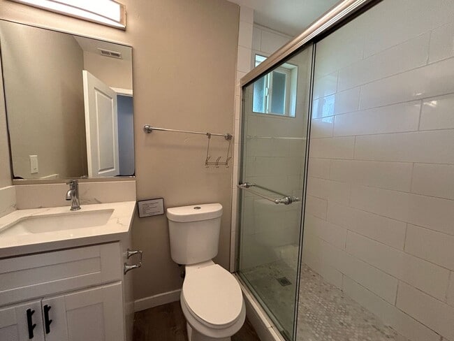 Building Photo - Beautiful 7BD/4BA on Mary