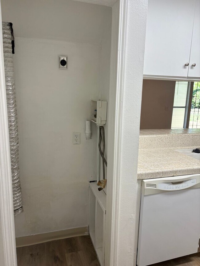 Building Photo - Townhouse condo Hillsdale Oaks