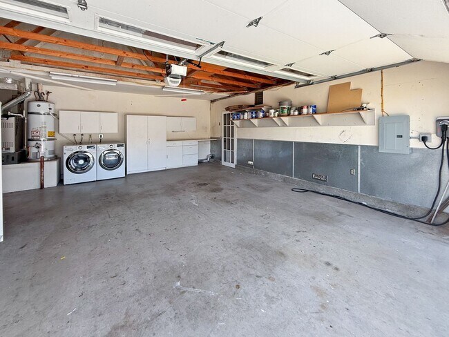 Building Photo - Beautiful 4BD/2BA w/ Attached Garage & Lar...