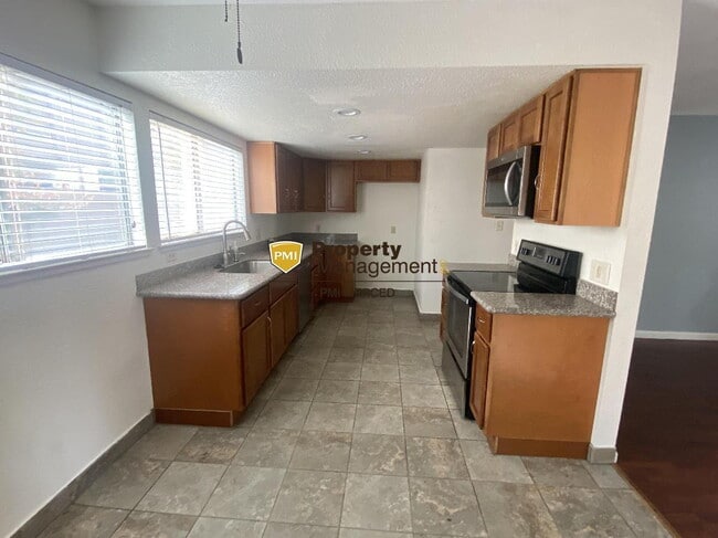 Building Photo - Coming Soon! 2 Bedroom Condo in Gated Community!