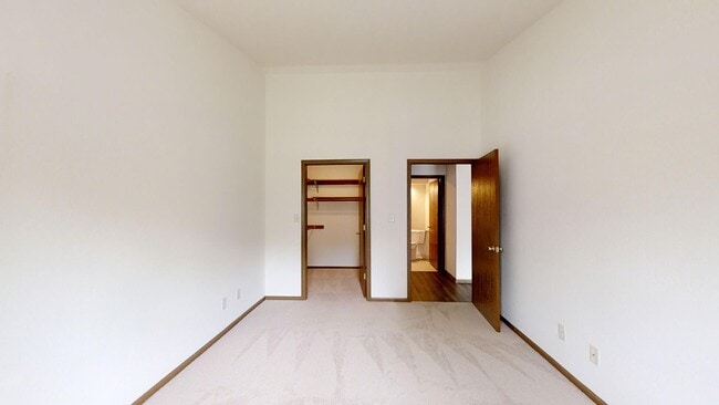 Building Photo - RENOVATED Condo Style Upper 2 Bedroom 2 Bathroom Apartment is Available