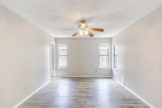 Building Photo - 2015 Newton Dr