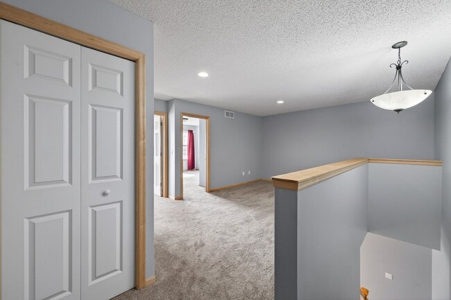 Building Photo - The Lakes Townhome