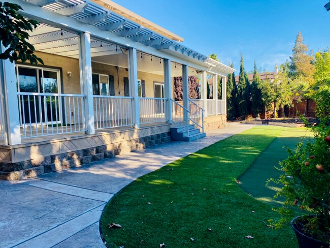 Building Photo - MOVE IN SPECIAL! ! Beautiful 3 bedroom 3 b...