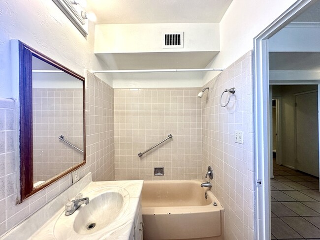 Building Photo - Gigantic Yard 2 Bedroom with Washer/Dryer,...
