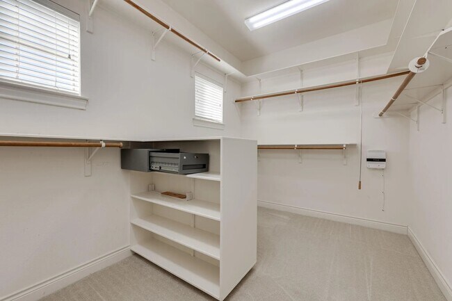 Building Photo - 132 Lakeway Dr