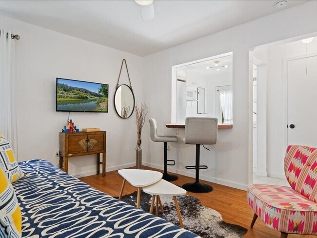 Building Photo - 14975 River Rd