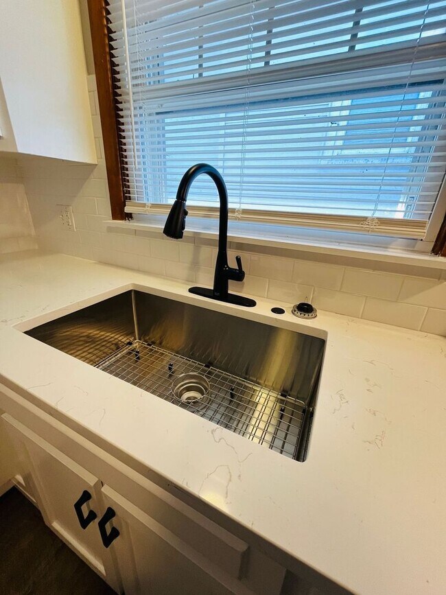 Building Photo - Adorable 3 bedroom 1 bath home!   Close to...