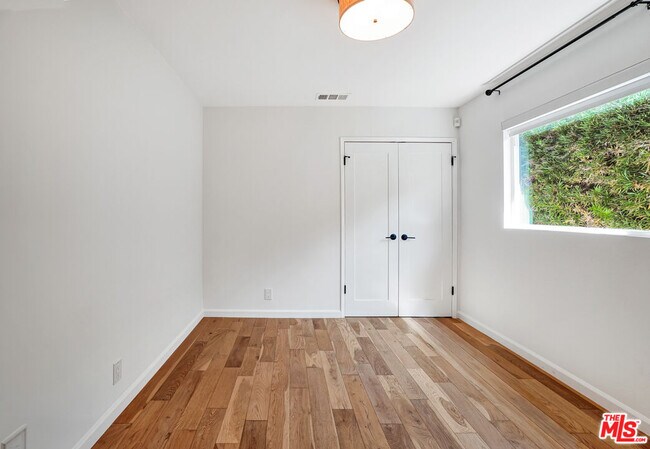 Building Photo - 4340 W 60th St