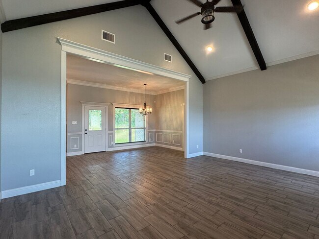 Building Photo - 205 Meadow Ln