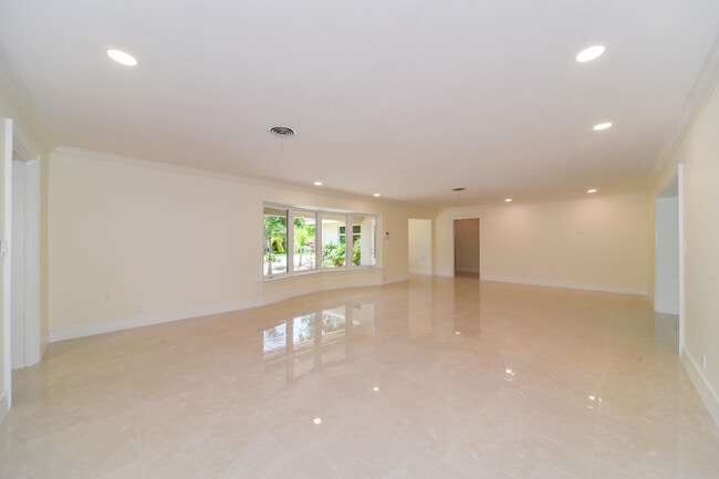 Building Photo - 709 W Royal Palm Rd