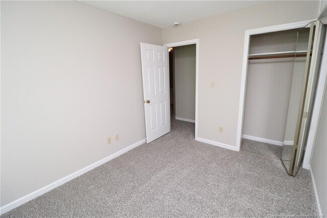 Building Photo - 118 Planetree Ln