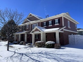 Building Photo - Beautiful 3 Bed/2.5 Bath End Unit Two-Level Townhome! Wonderful Deck off Living Room with backyar...