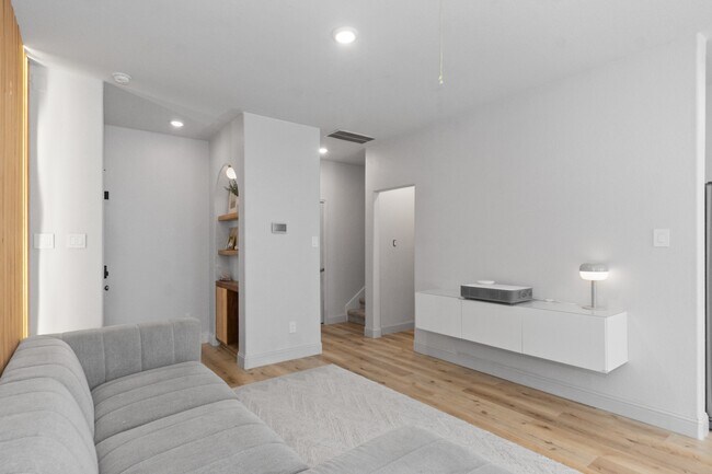 Building Photo - 5426 Oriente Ln