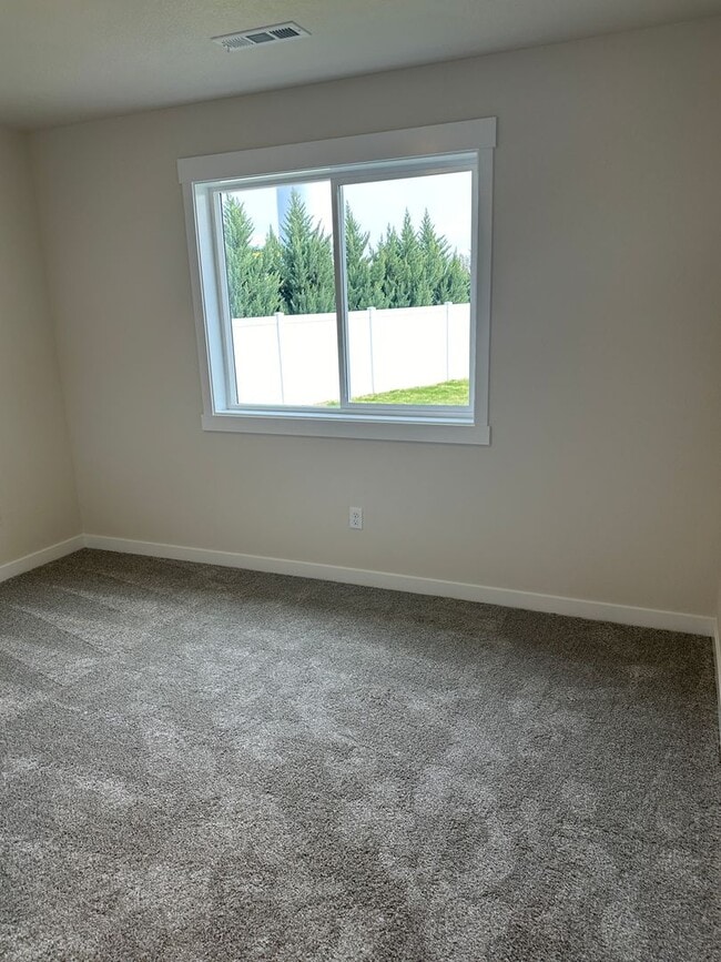 Building Photo - Alderbrook Homes, Newer Construction!