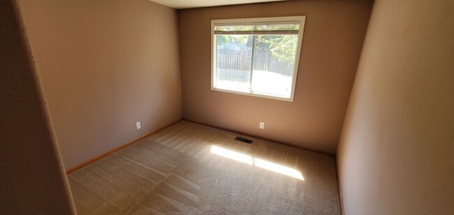 Building Photo - Three Bedroom w/ a Large Bonus Room on a C...