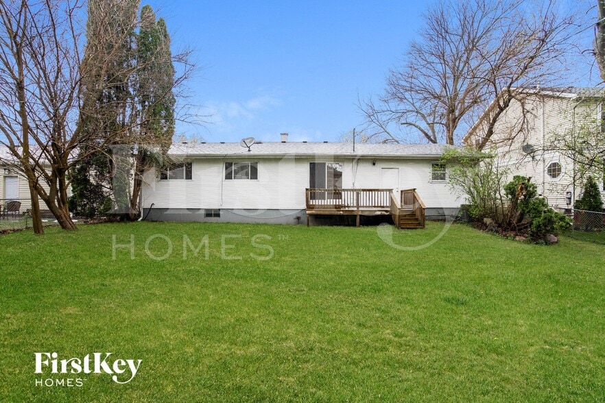 Building Photo - 104 E Oak St