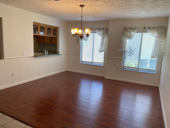 Building Photo - Spacious 3  Bedroom plus Den 3.5 baths 2 c...