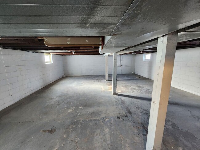 Building Photo - Great House in Rock Island  2 Bedroom