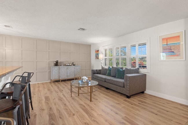 Building Photo - 762 SE River Ln