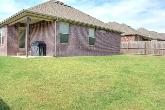 Building Photo - 3072 N Autumn Rose Ave