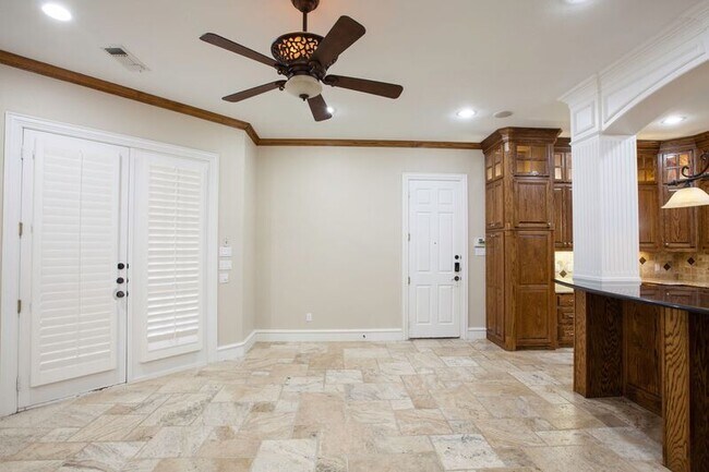 Building Photo - 8100 Rosemont Dr