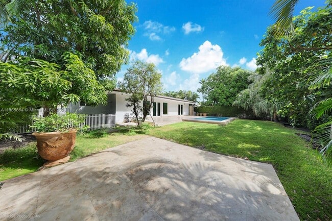 Building Photo - 850 N Venetian Dr
