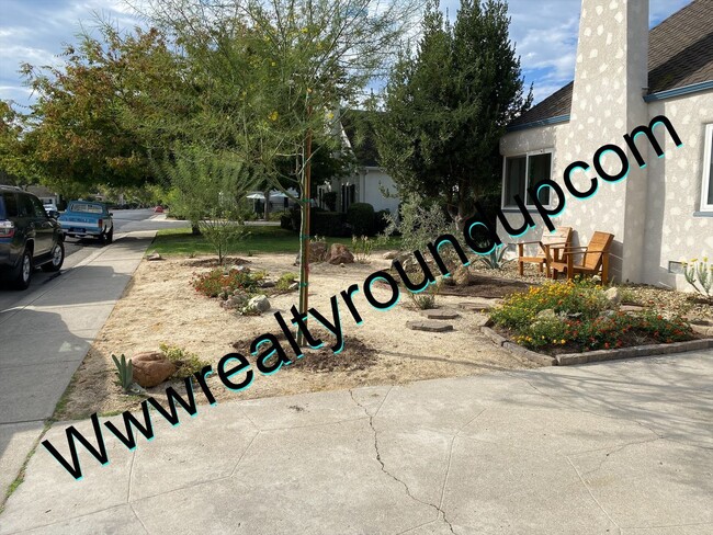 Building Photo - Three bed, Two Bath Home By UOP