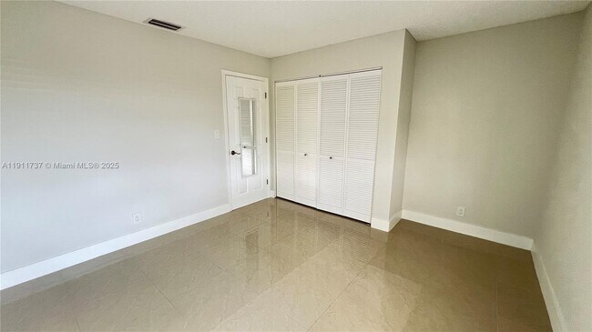 Building Photo - 2720 S Oakland Forest Dr